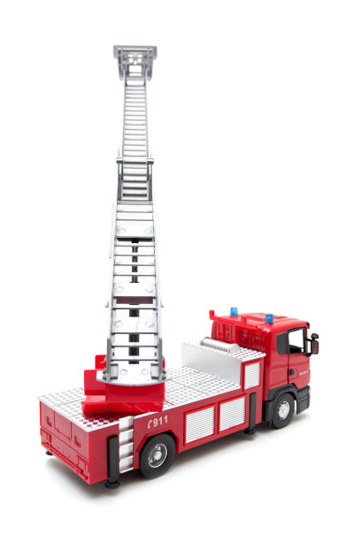 玩具消防车孤立在白色背景图片下载