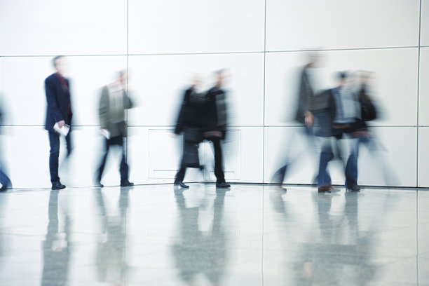 通勤者在走廊中行走，模糊的运动图片下载