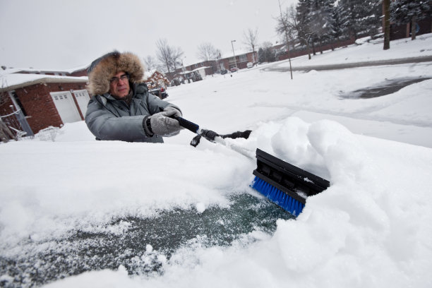 清理车上积雪的人图片下载