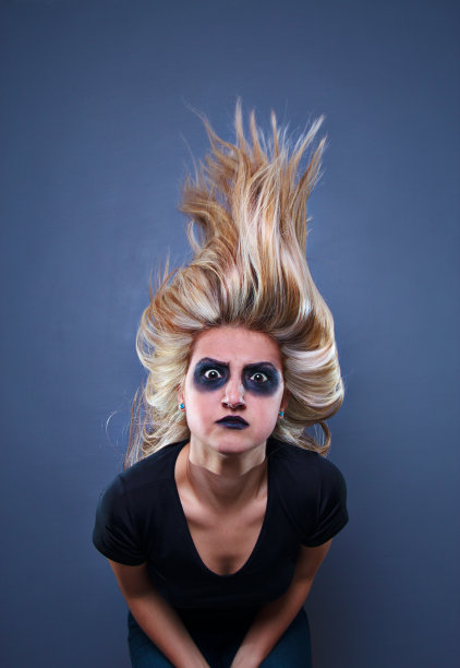 可怕的女孩摇摆着她的头发图片下载