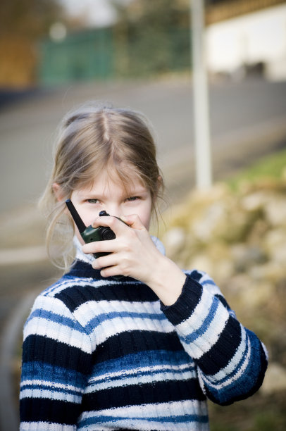拿着对讲机的女孩图片下载