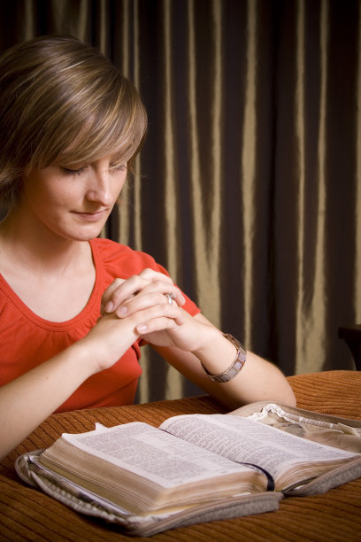 低头祈祷图片下载