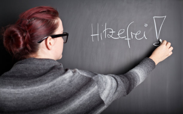 年轻女子在黑板前写着“希泽弗雷”图片下载