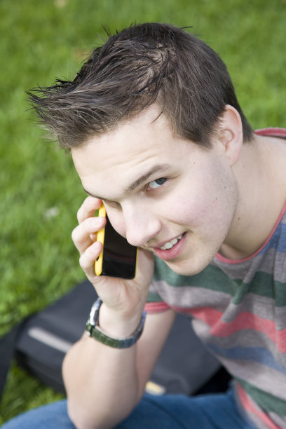 用手机的年轻人图片下载