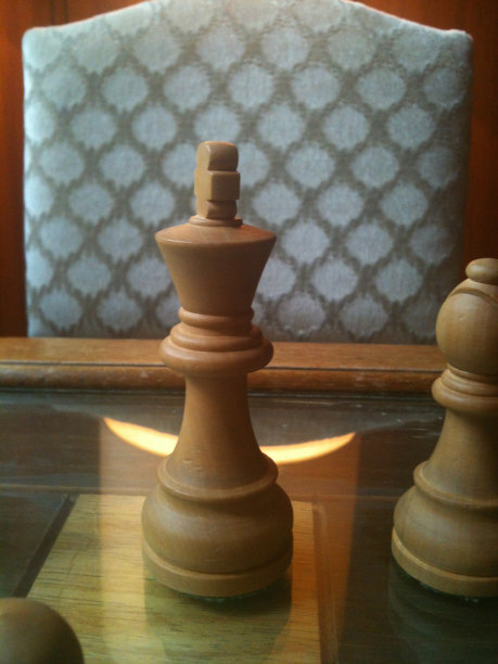 一个象棋桌子和椅子的观点图片下载