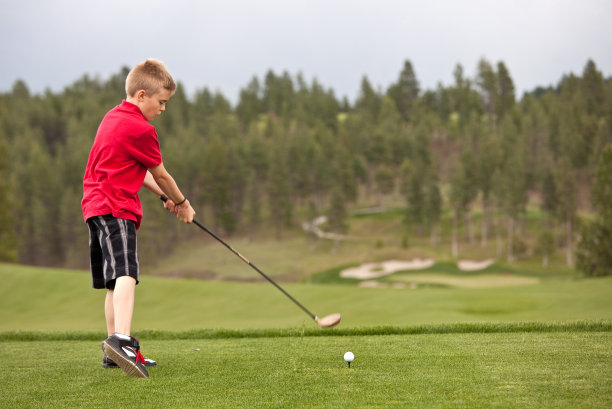 少年高尔夫球手错过了球图片下载