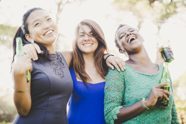 三个年轻女人在公园玩得很开心图片下载