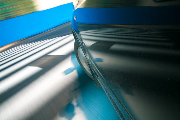 超速行驶的车图片下载