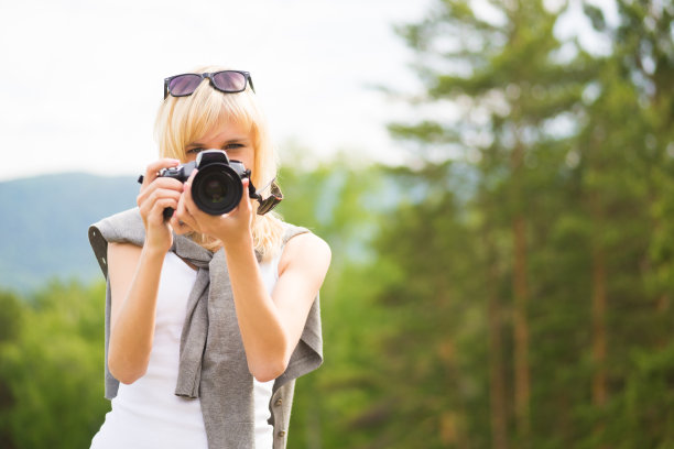 美丽的摄影师捕捉一个瞬间图片下载