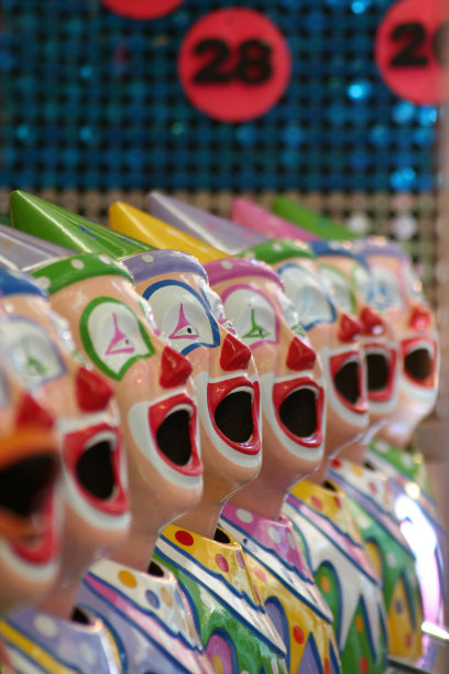 游乐园里笑嘻嘻的小丑图片下载