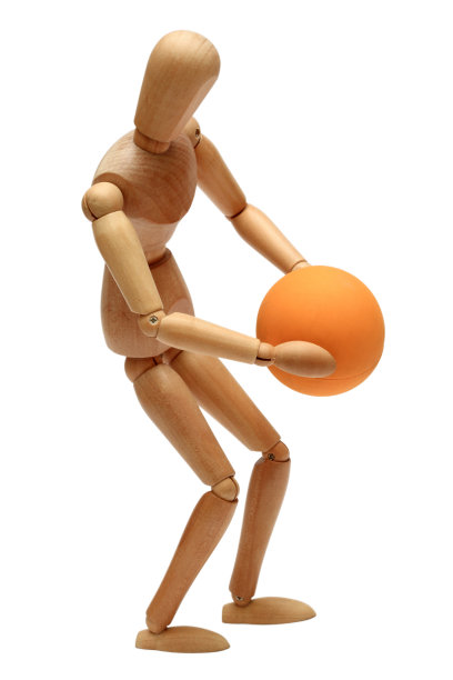 带橙色球的木制人体模型图片下载