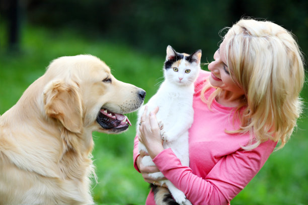 年轻女子和她的宠物。图片下载