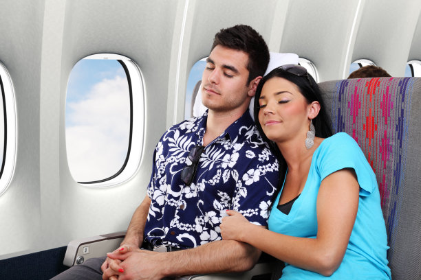 在飞机上睡觉的夫妇图片下载