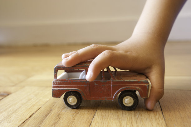 一个小男孩拦住了一辆玩具越野车素材图片