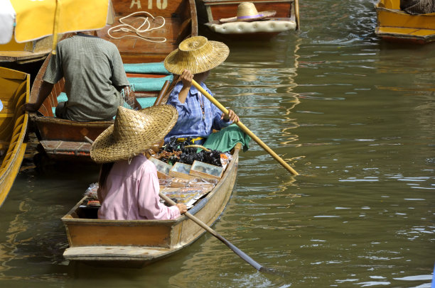 泰国妇女在Damnoen Saduak水上市场划船图片下载