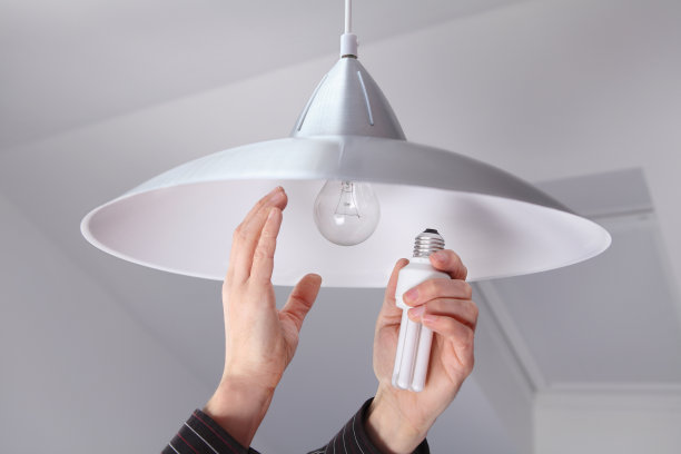 更换灯泡以节省能源的人图片下载