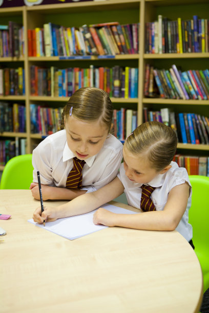 大一点的学生帮助小一点的学生写作图片下载