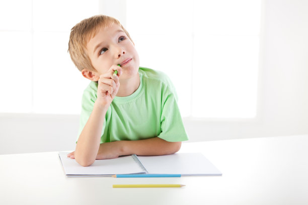 小男孩做作业，思考图片下载