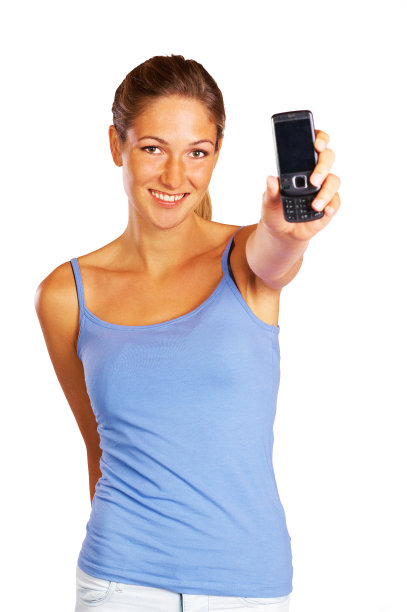 一个年轻漂亮的女人拿着手机图片下载