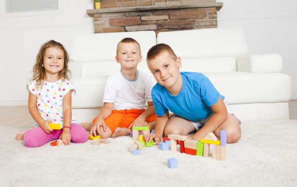 孩子们玩积木图片下载