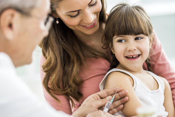 小女孩和妈妈在一起，准备打针素材图片