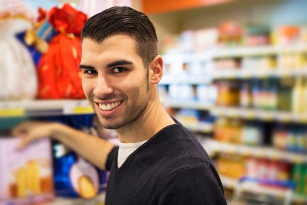 年轻人在超市图片下载