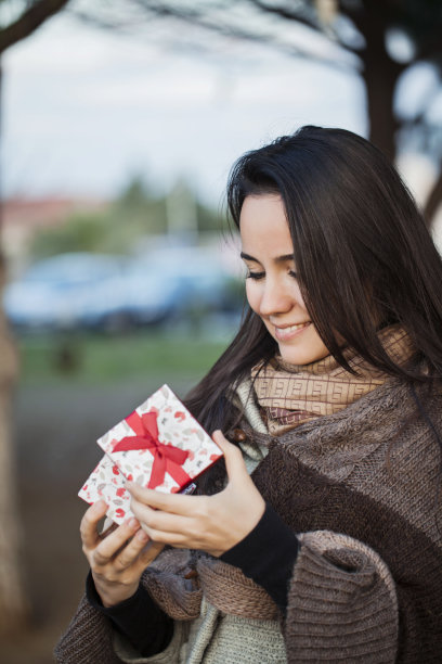 微笑的女人打开礼品盒图片下载