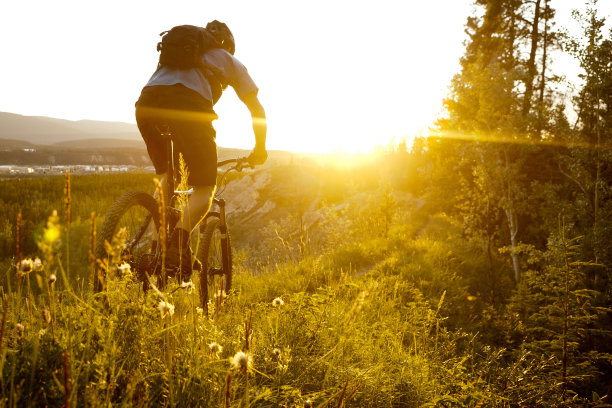 骑自行车在日落。图片下载