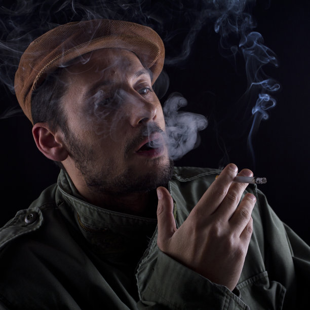 男人吸烟图片下载