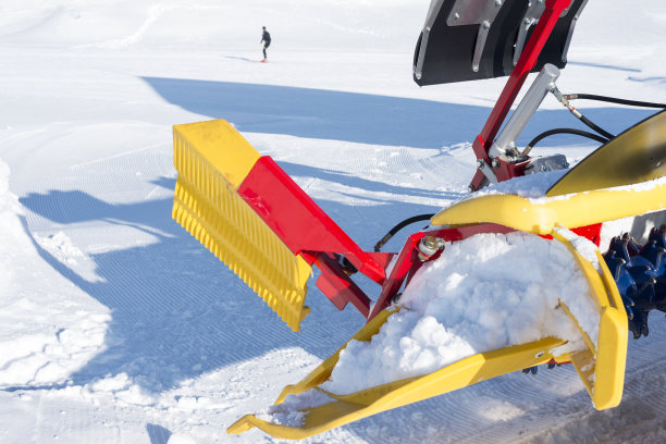 在斯洛文尼亚阿尔卑斯山越野滑雪胜地的田径大师图片下载