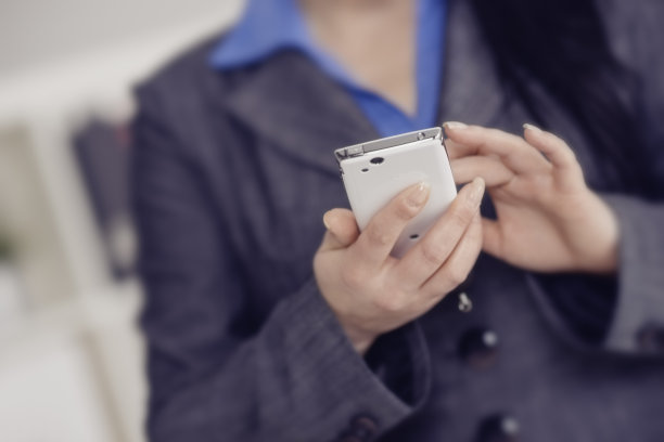 用手机发信息的女商人图片下载