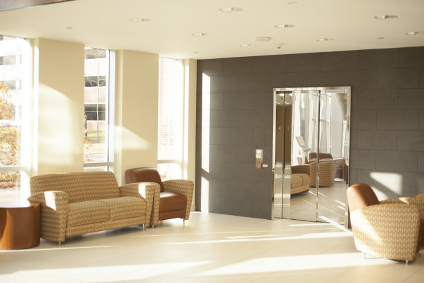 建筑风格:现代办公大堂。休息区和镜面电梯。图片下载