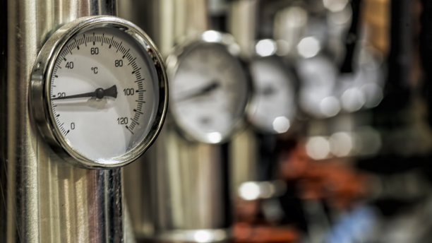 压力计的特写镜头，后面还有几个模糊的图片下载