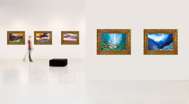 参观者沿着艺术画廊的墙壁行走图片下载