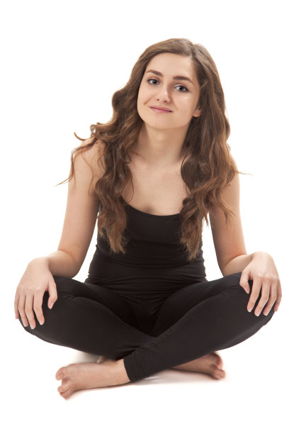 穿着黑色运动服的漂亮年轻女子图片下载