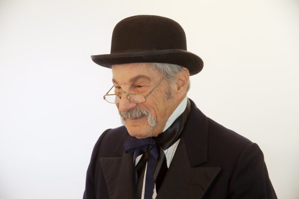 戴着礼帽的成年男性图片下载