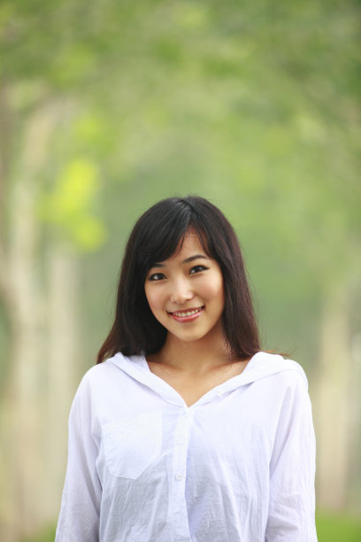 对着镜头微笑的漂亮年轻亚洲女人图片下载