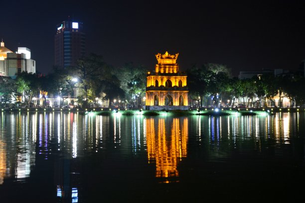 越南河内夜晚的还剑湖和龟塔图片下载