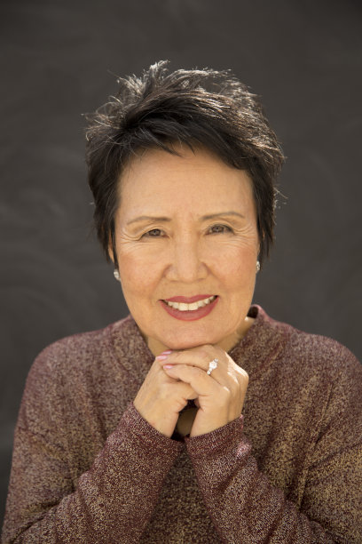 温柔敏感的亚裔美国女人图片下载