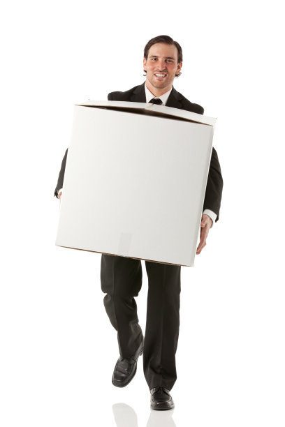 微笑的年轻商人拿着一个白色的纸板箱图片下载