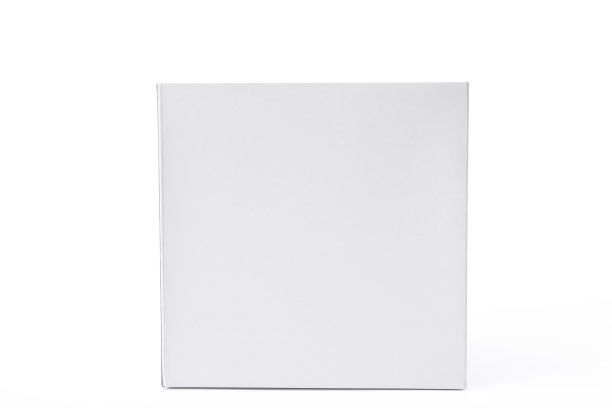 在白色背景上封闭的空白立方体的孤立镜头图片下载