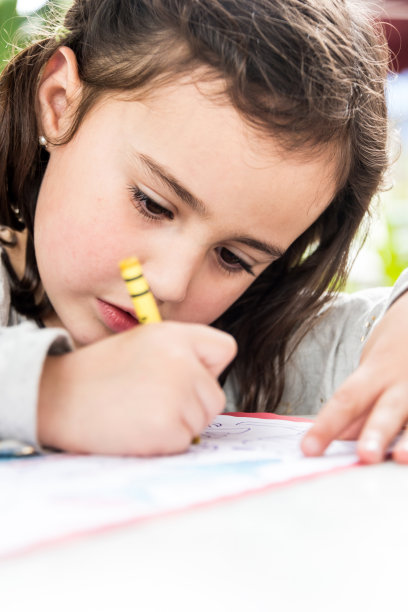 西班牙小女孩在画画图片下载