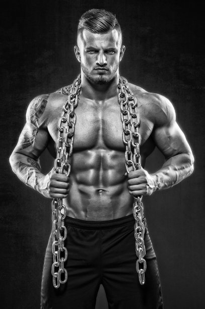 英俊的肌肉男人与锁链图片下载