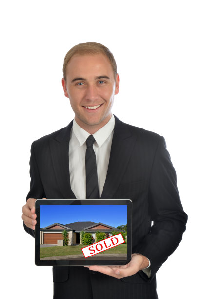 英俊的男人拿着数字平板电脑展示房子的销售情况图片下载