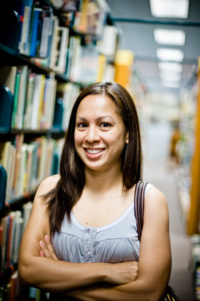 女学生在图书馆走廊微笑图片下载