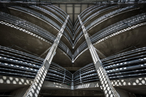 现代化的停车场内图片下载