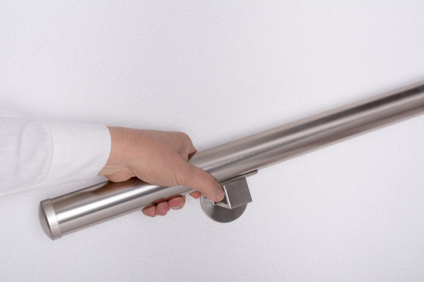 爬楼梯时抓着扶手图片下载