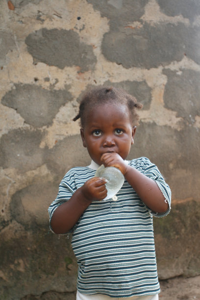 非洲幼童饮水图片下载
