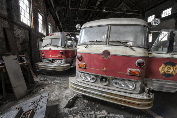 被遗弃和肮脏的消防车图片下载