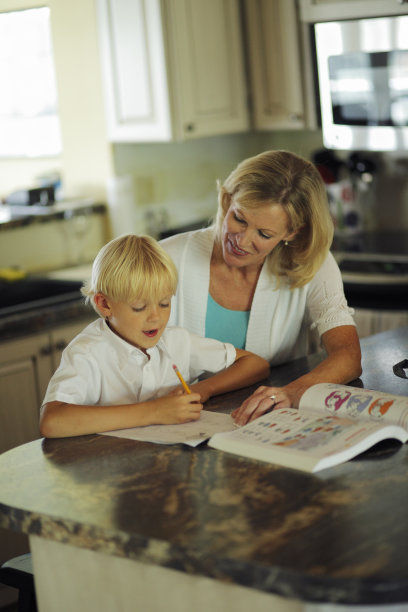 妈妈帮助儿子做作业图片下载